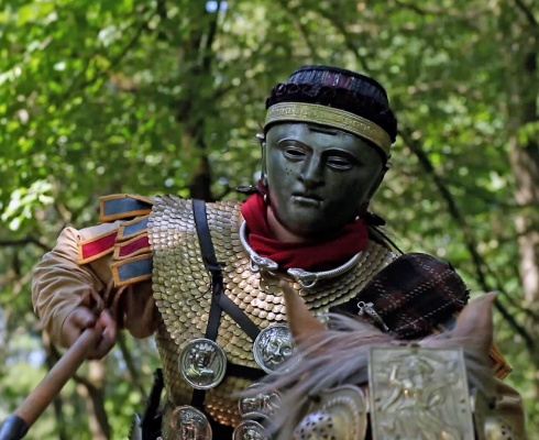 Член клуба реконструкторов Ala I Batavorum, Голландия, в реконструкции маски типа Неймеген