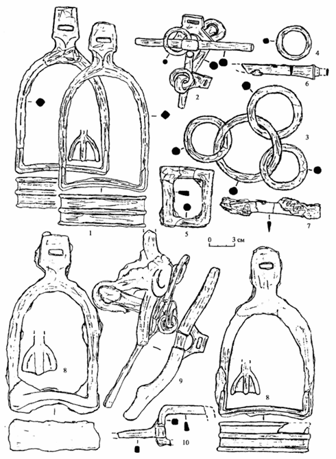 Комплекс № 3: 1, 8 - стремена; 2, 9 - удила; 3 - кольчатый соединитель ремней конской сбруи; 4 - сбруйное кольцо; 5, 10 - сбруйные пряжки; 6,7 - ножи. 1-10 - железо.