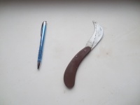 Серповидный ножик