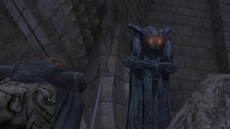 Сэм, в эльфийском плаще проходит через сторожевые горгульи в мордорскую крепость Кирит Унгол