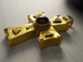 Византийский золотой крест с гранатом и зернью, VI - начало VII ст.