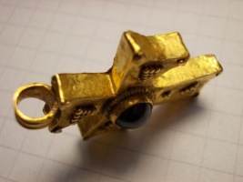 Византийский золотой крест с гранатом и зернью, VI - начало VII ст.