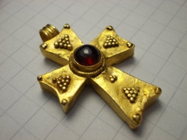 Византийский золотой крест с гранатом и зернью, VI - начало VII ст.